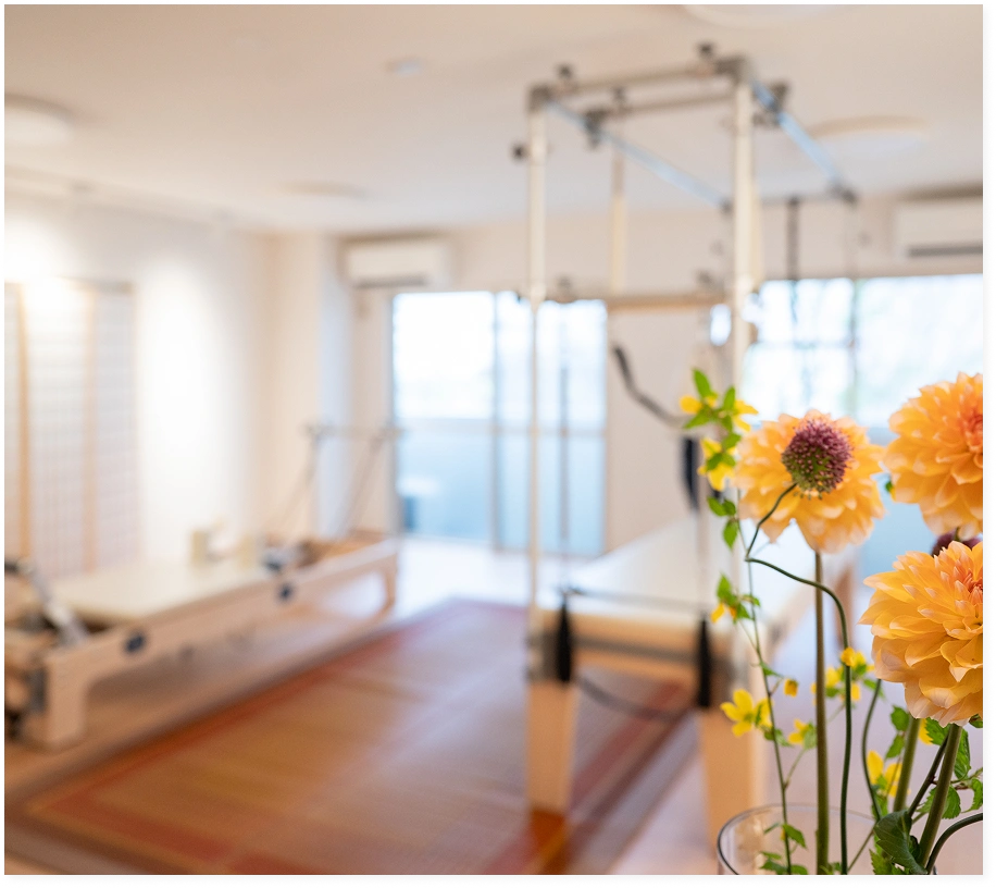 お花越しに見えるピラティスマシン